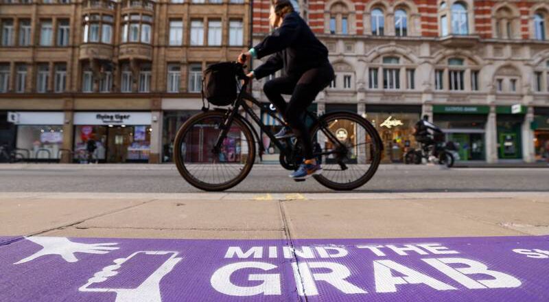 手機竊案猖獗! 倫敦街頭出現「小心被搶」標語反遭網酸爆