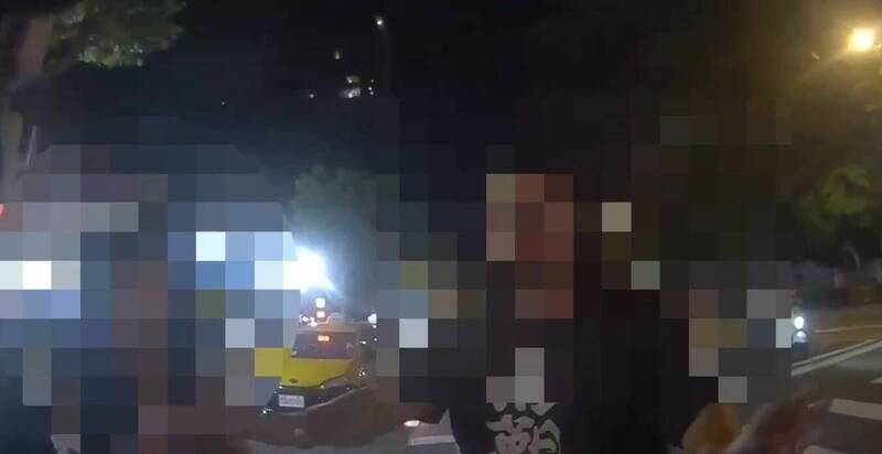 他在士林夜市拍街景手机突被抢 美籍男爆气:偷拍我女友