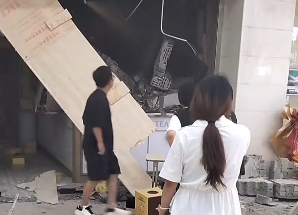 慘!中國上海手搖飲店開業當晚 天花板掉落砸死17歲打工族