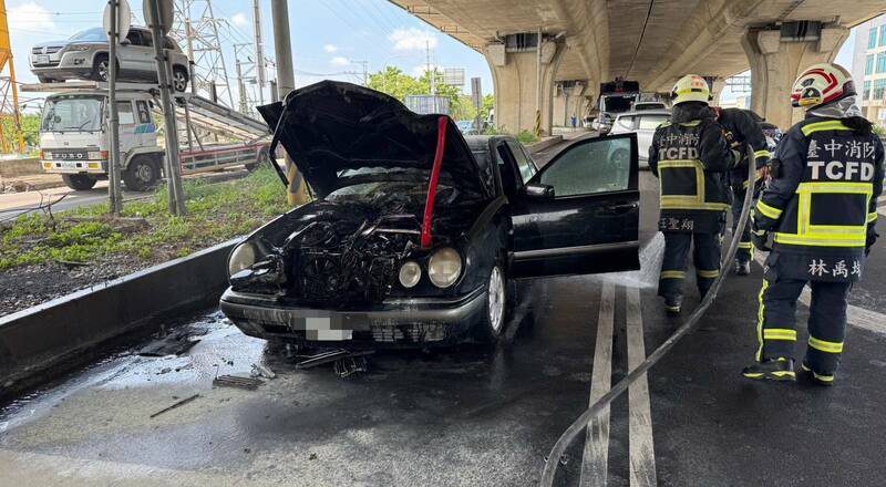 74岁老翁驾驶20年的老宾士 上班途中突然火烧车