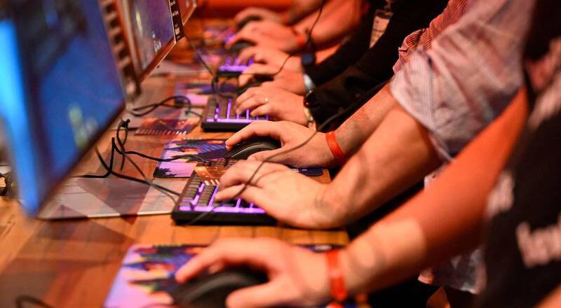 一起玩10小時！ 芬蘭女遭男子闖入殺害 英國玩家即時聽到全程