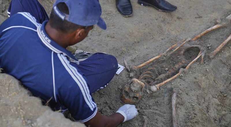 斯里蘭卡亂葬崗出土141具骷髏 還有奶瓶及童衣