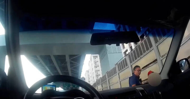 红帽阿嬷徒步误闯水源快速道路 文二警紧急护送返家