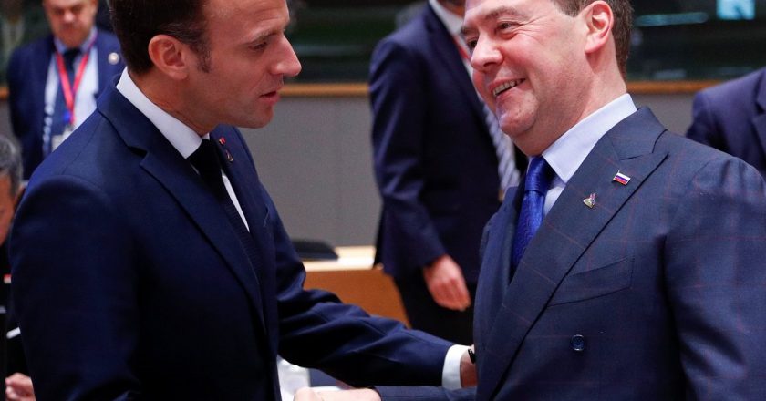 馬克宏稱普亭食人魔 俄前總統反嗆「無腦的高盧公雞」