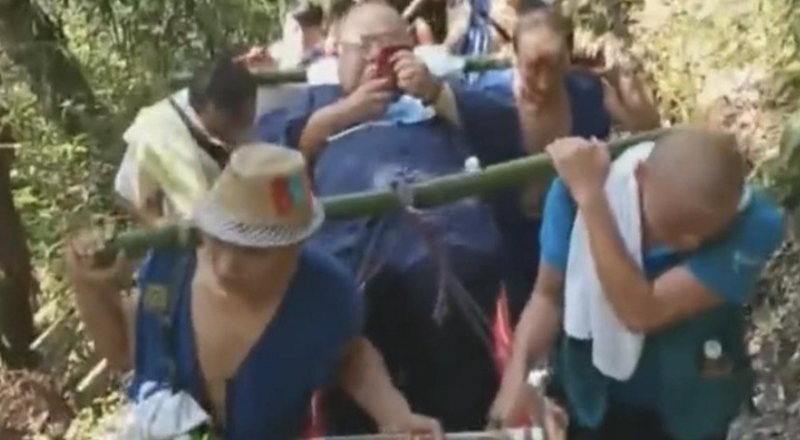 就是狂!中國130公斤男子砸「重金」 包9轎夫抬轎登峨眉山