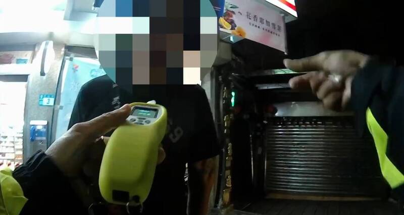 男骑车摇晃进超商买酒拒测 「喝」进9万罚单加扣车