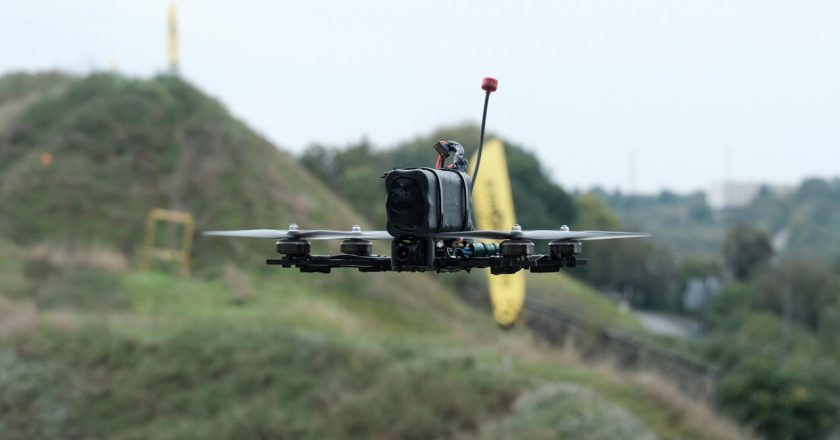 俄军称击落251架乌无人机 乌克兰称袭兵工厂与油库