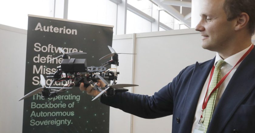 AI蜂群無人機將成戰場新利器 烏克蘭率先實戰驗證