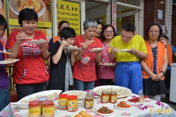 罗东业者义卖 助圣嘉民启智中心修缮