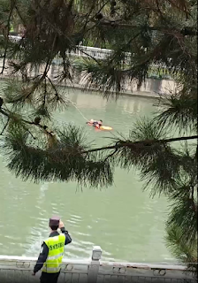 中共四中全会之时，北京国家信访局外绝望访民被逼跳河