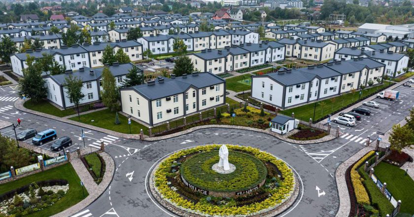 美建商花1.4亿在乌克兰建村 收容战争前线难民 有诊所和学校