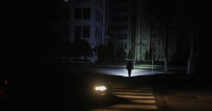 俄猛烈空袭 乌电力供应瘫痪 10万人缺水电、供暖断