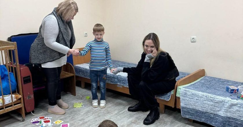 裘莉访乌亲历无人机威胁 如同「人肉狩猎」 发文吁各国援助