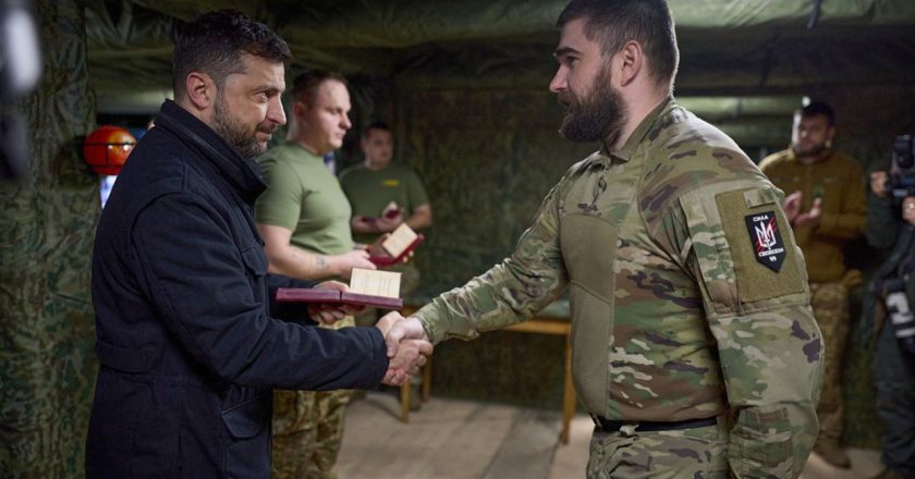 俄军乌克兰南部续推进 泽伦斯基前往视察前线部队