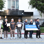 洛城华人纪念白纸运动 “鲜花哥”：国人要勇敢