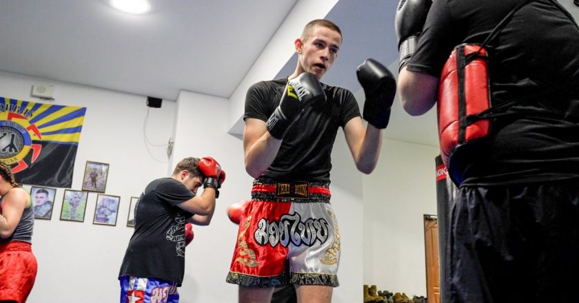 前线17公里的拳馆 乌东少年在战火锻炼韧性