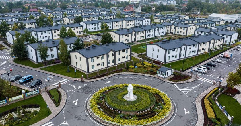 美建商花1.4亿在乌克兰建村 收容战争前线难民 有诊所和学校