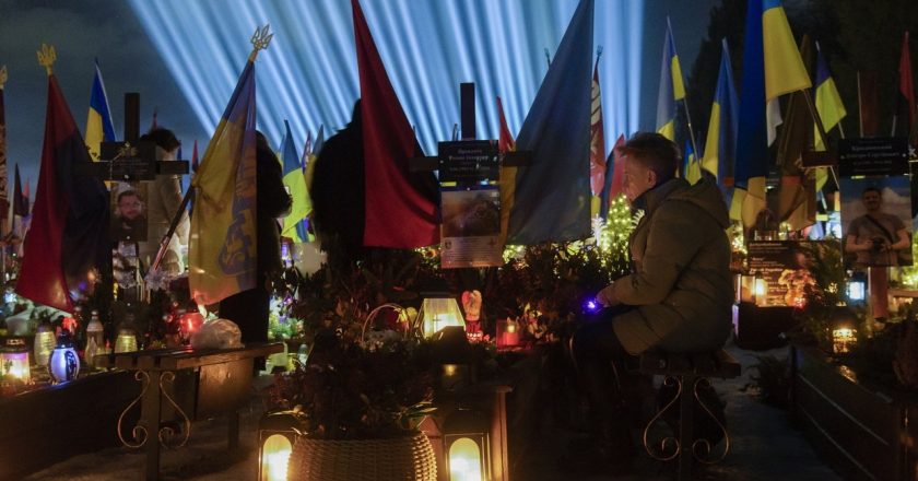 泽伦斯基重申不拿领土换停火 乌克兰沦孤儿寡母之国